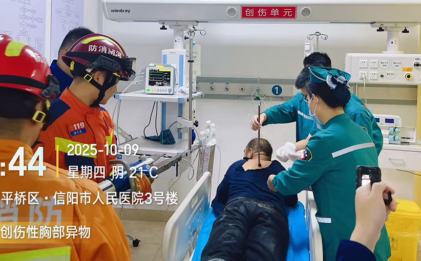 钢筋刺入男子身体，医护人员联合消防员开展紧急救援
